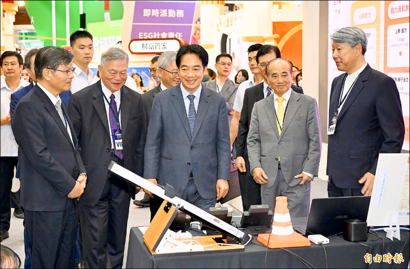 總統部會首長合照.jpg